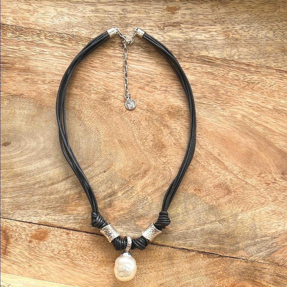 Majorica leather necklace with Mallorca pearl